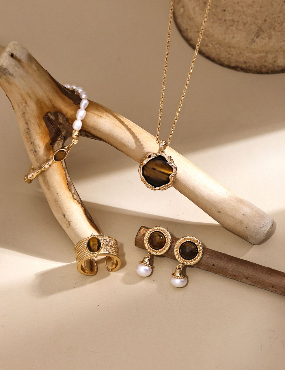 E01108 S925 Silver Tiger’s Eye Pearl Earrings – A whimsical and enchanting princess.