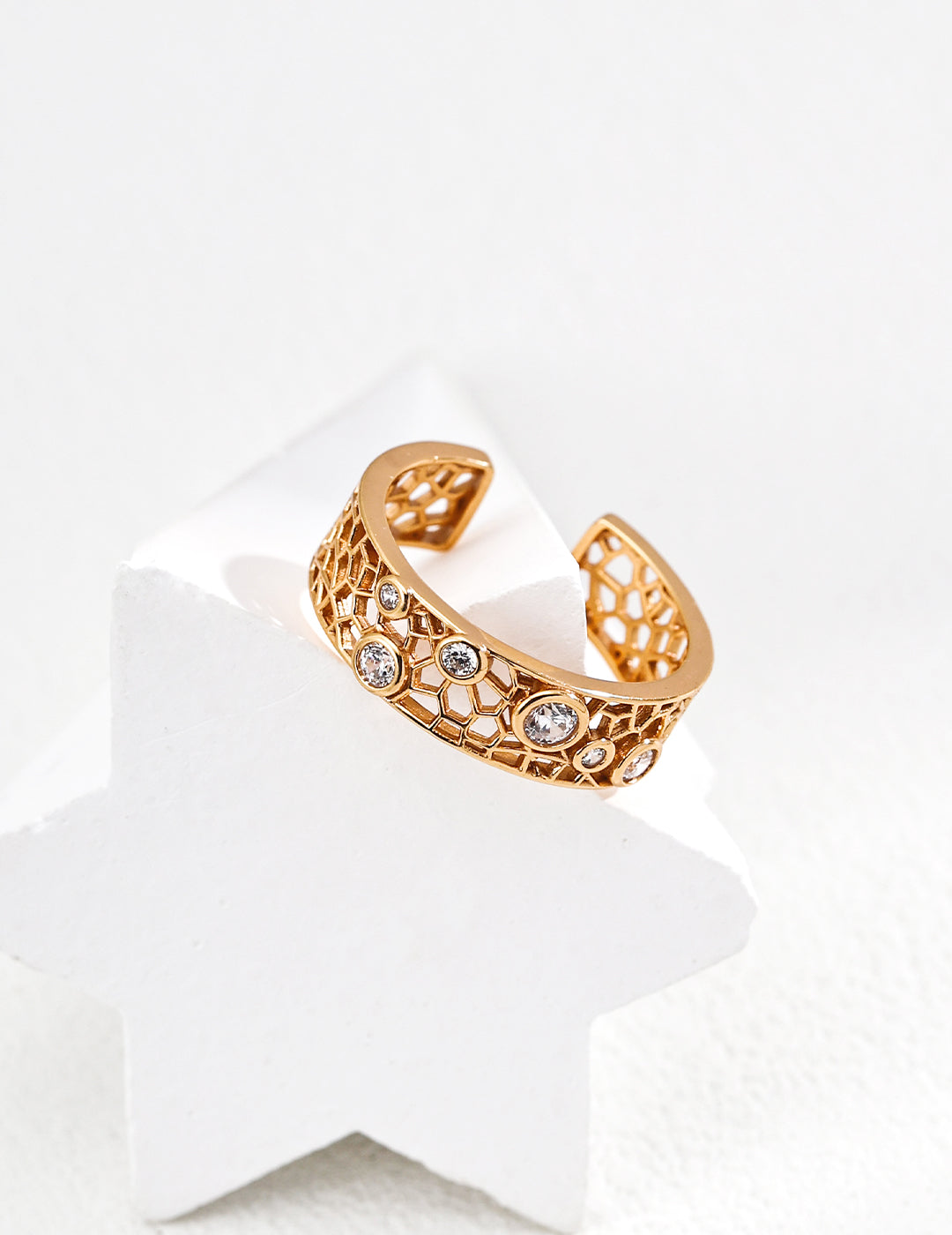 QL-J0336 S925 Silver Zircon Ring — Intertwined teardrop design adorned with zircon.