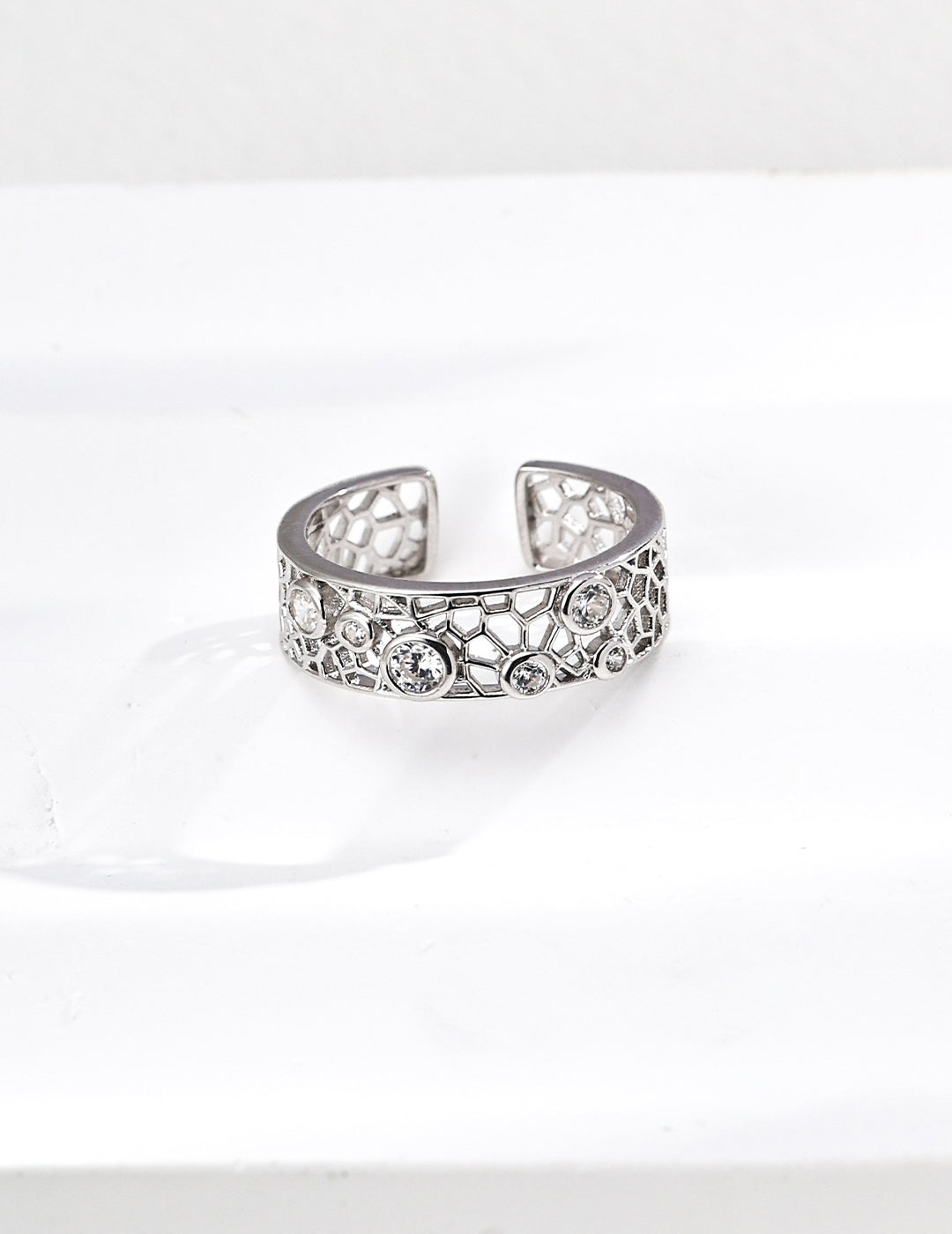 QL-J0336 S925 Silver Zircon Ring — Intertwined teardrop design adorned with zircon.
