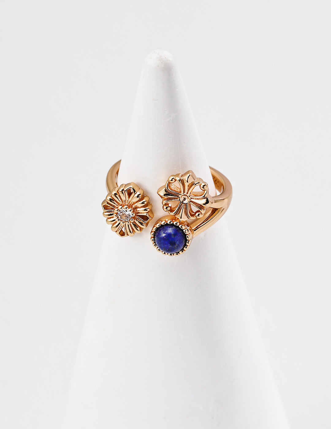 QL-J0325-2 Lapis Lazuli Daisy Zircon Ring. The deep blue lapis lazuli resembles the midsummer sky, while the vintage cross pattern evokes French elegance.
