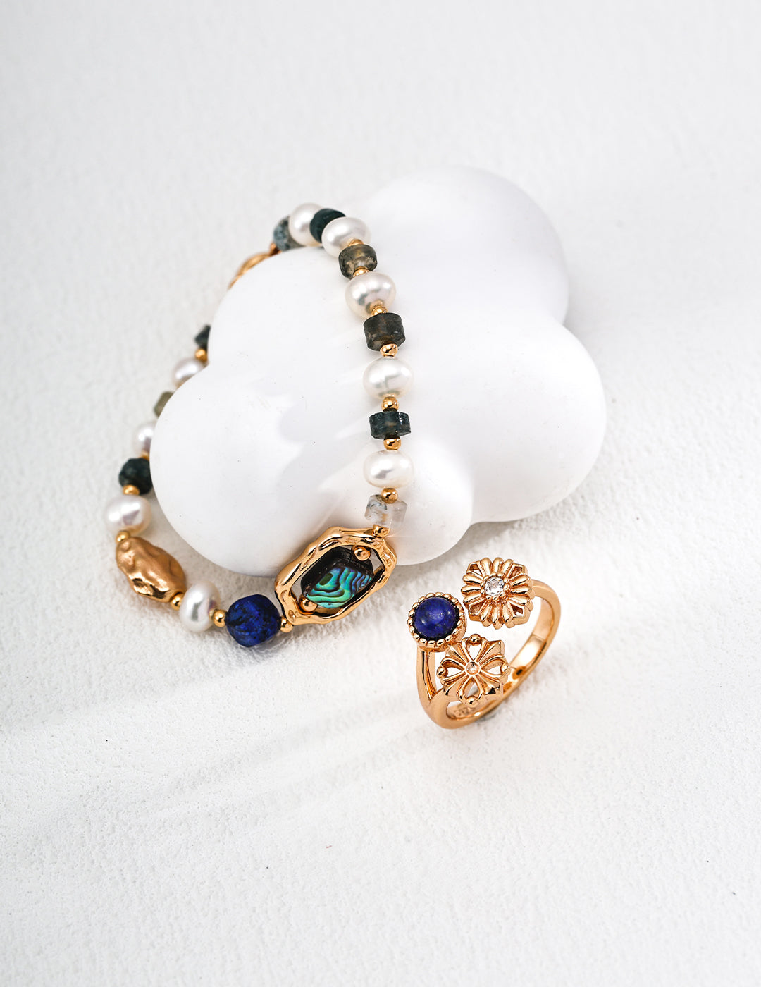 QL-J0325-2 Lapis Lazuli Daisy Zircon Ring. The deep blue lapis lazuli resembles the midsummer sky, while the vintage cross pattern evokes French elegance.
