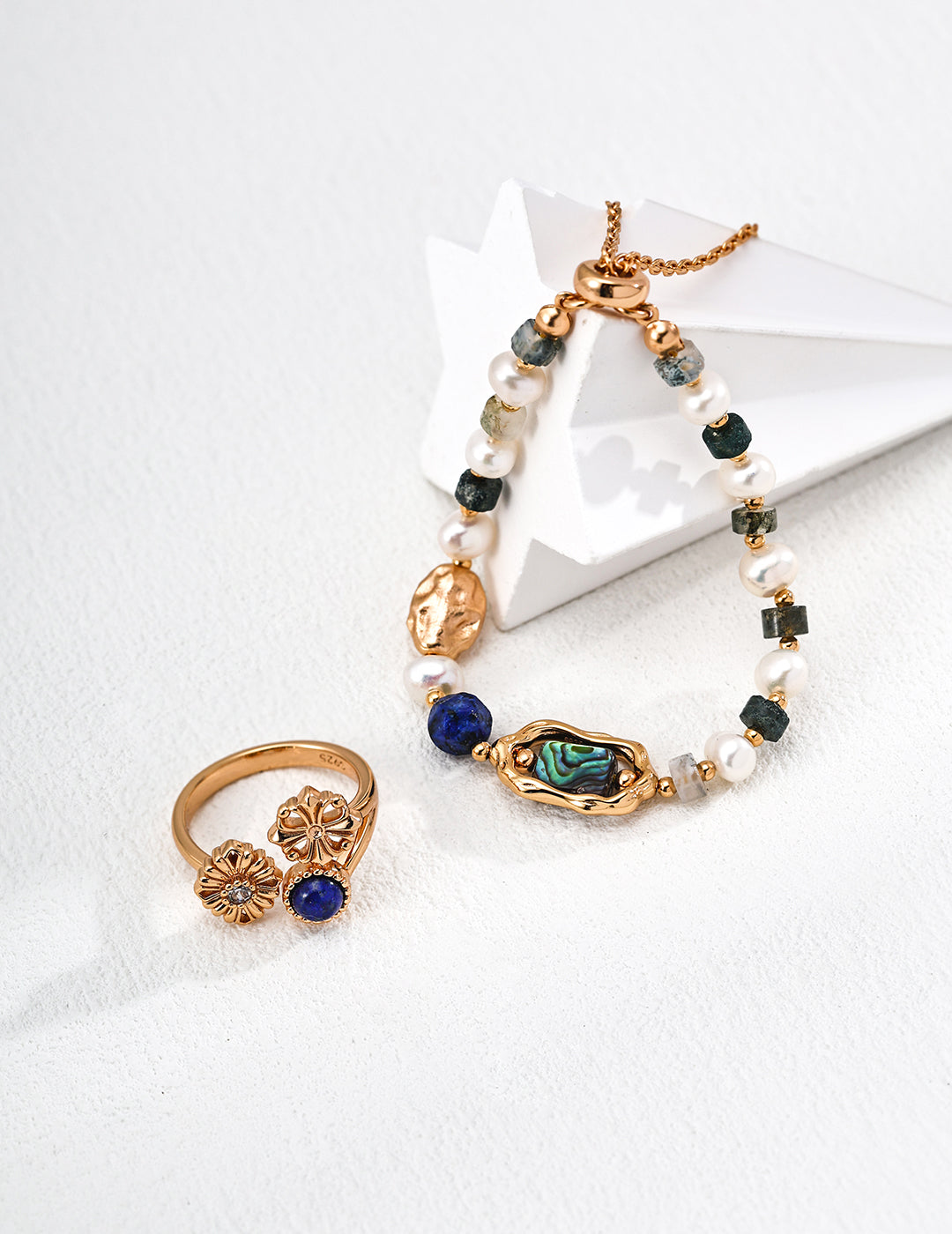 QL-J0325-2 Lapis Lazuli Daisy Zircon Ring. The deep blue lapis lazuli resembles the midsummer sky, while the vintage cross pattern evokes French elegance.