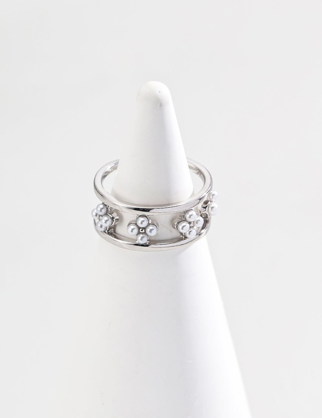 QL-J0263。S925 Silver Simple Imitation Pearl Shell Ring