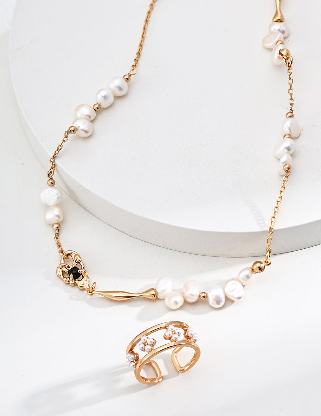 QL-J0263。S925 Silver Simple Imitation Pearl Shell Ring
