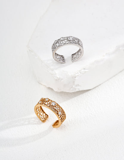 QL-J0336  S925 Silver Zircon Ring — Intertwined teardrop design adorned with zircon.