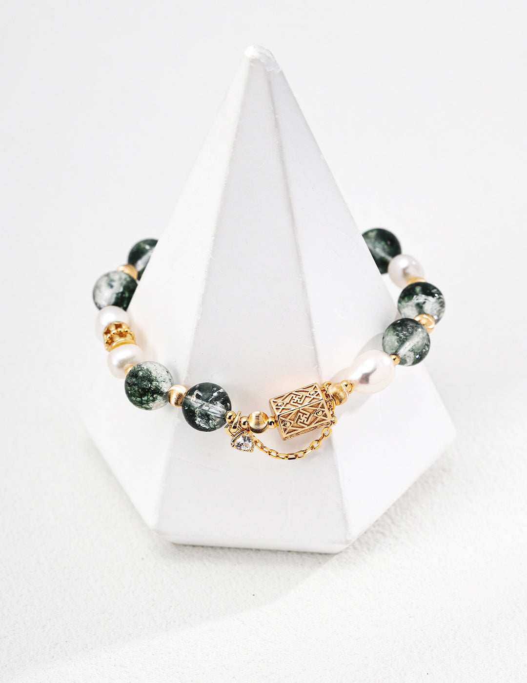 QL-SL0243-2  Graceful willows swaying, with rippling reflections by the West Lake. The fresh pearls are like white lotus flowers blooming in midsummer, floating upon the lake. The ethereal crystal is just like that