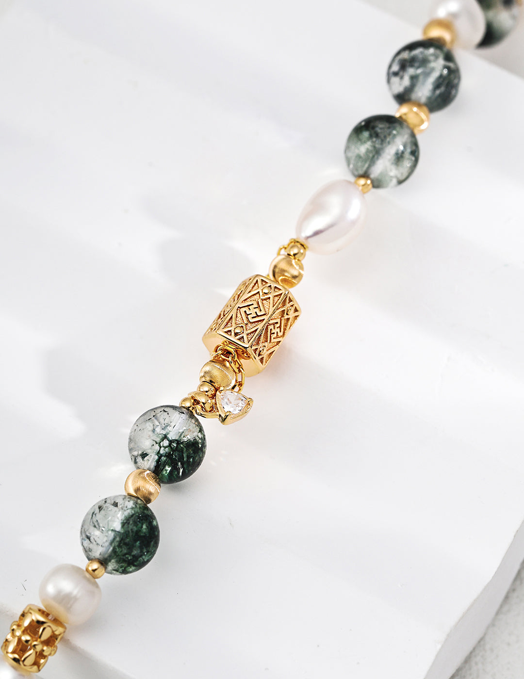 QL-SL0243-2  Graceful willows swaying, with rippling reflections by the West Lake. The fresh pearls are like white lotus flowers blooming in midsummer, floating upon the lake. The ethereal crystal is just like that