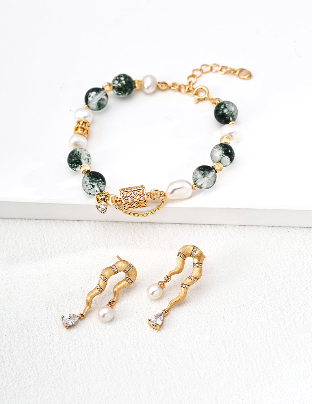 QL-SL0243-2  Graceful willows swaying, with rippling reflections by the West Lake. The fresh pearls are like white lotus flowers blooming in midsummer, floating upon the lake. The ethereal crystal is just like that