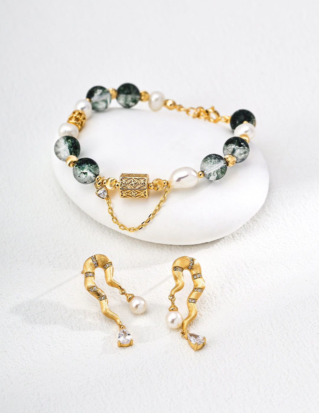 QL-SL0243-2  Graceful willows swaying, with rippling reflections by the West Lake. The fresh pearls are like white lotus flowers blooming in midsummer, floating upon the lake. The ethereal crystal is just like that